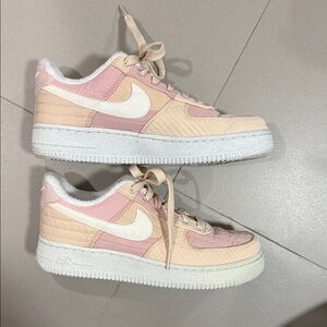 Nike Women's Sneakers in Pink and Cream